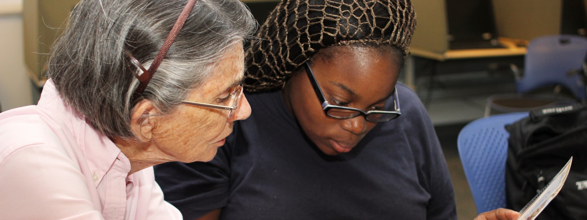 A Project HOME volunteer tutors a student at the Honickman Learning Center Comcast Technology Labs.